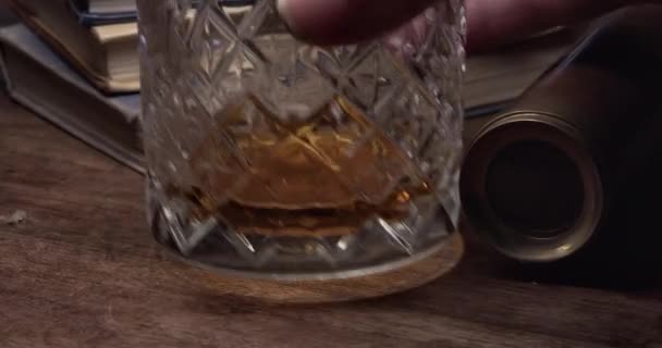 Man Raapt Zijn Bourbon Van Vintage Kantoortafel Een Spiegelglas Rolt — Stockvideo