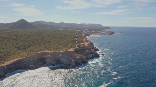 Luftaufnahme Des Leuchtturms Punta Moscarter Auf Ibiza Spanien Schwenken Den — Stockvideo
