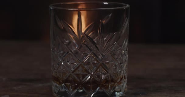 一杯波旁酒遮掩了黑暗房间里的篝火 — 图库视频影像