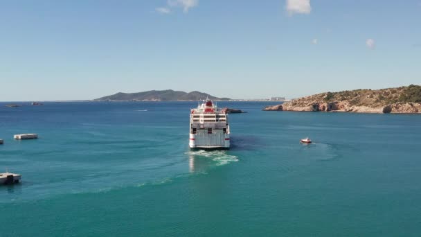 Ibiza Španělsko Velká Trajektová Loď Odplouvající Turisty Přístavu Trajekt Moři — Stock video