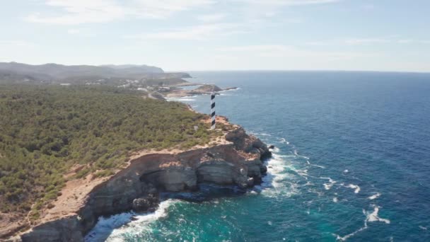 Luftaufnahme Des Leuchtturms Punta Moscarter Auf Ibiza Spanien Schwenken Den — Stockvideo