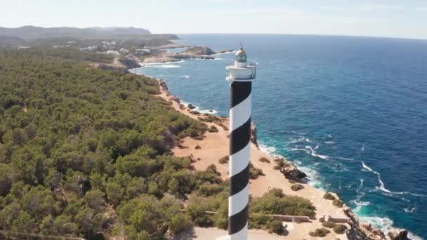 西班牙Ibiza的Punta Moscarter灯塔的空中特写 — 图库视频影像