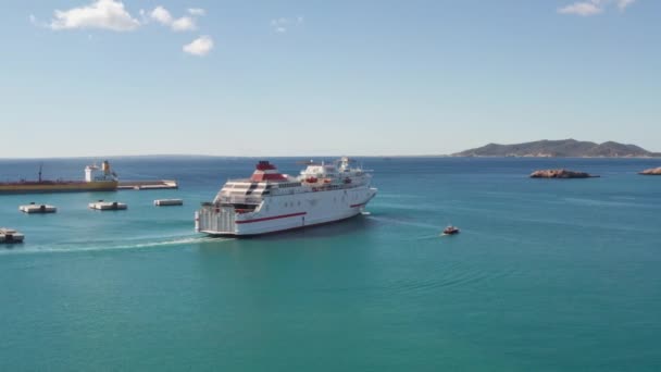 Ίμπιζα Ισπανία Μεγάλο Ferry Boat Αναχωρεί Τουριστικό Στο Λιμάνι Πλοίο — Αρχείο Βίντεο