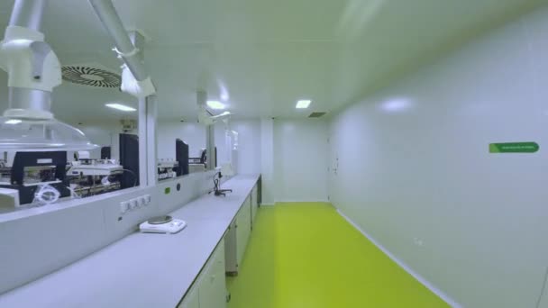 Interno Pulito Moderno Laboratorio Bianco Drone Fpv — Video Stock