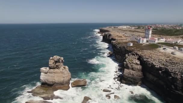 Órbita Drones Torno Farol Cabo Carvoeiro Penhascos Dramáticos Com Pilha — Vídeo de Stock