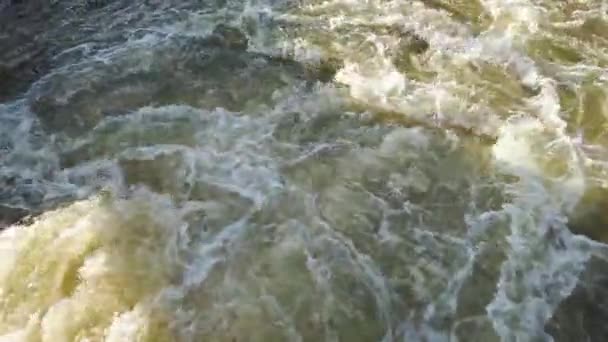 Vista Cerca Corriente Agua Destructiva Del Agua Que Fluye Sedimento — Vídeos de Stock