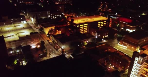 Nachtelijke Centrum Raleigh North Carolina Skyline Parkeerdek Drone Flyover — Stockvideo