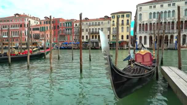 Gros Plan Gondole Bateau Traditionnel Amarré Sur Rivière Gran Canal — Video