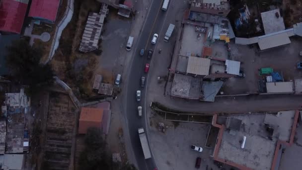 Aérea Carretera Principal Ciudad Oroya Perú Zenith Casas Calzada Coches — Vídeos de Stock