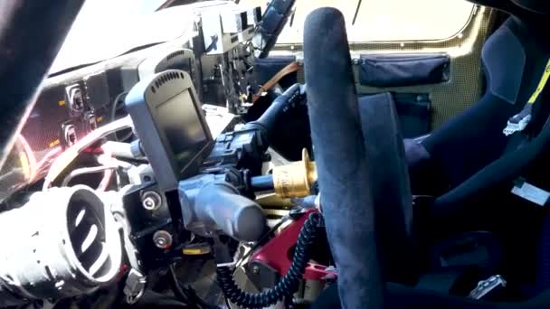 ダカールラリートラック内部の詳細とジンバルで撮影ステアリングホイール — ストック動画