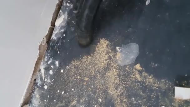 Κοντινό Πλάνο Του Σωλήνα Κενού Απορροφώντας Σκόνη Στο Πάτωμα Κάθετη — Αρχείο Βίντεο