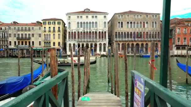 Spaziergang Auf Einem Hölzernen Pier Zentrum Venedigs Mit Einer Traditionellen — Stockvideo