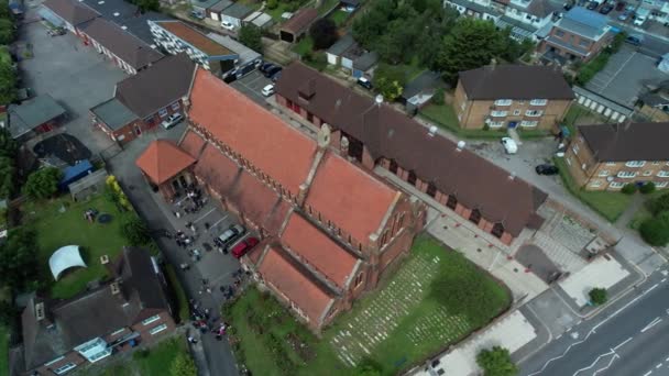 Romantische Huwelijksceremonie Luchtbaan Rechts Uitzicht Boven George Kerk Enfield Stadsgezicht — Stockvideo