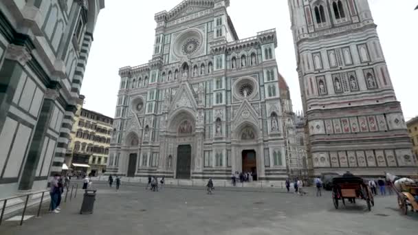フィレンツェのドゥオーモ大聖堂イタリアの休日の目的地 観光客で埋め尽くされた市内中心部の広場を安定して歩くジンバル撮影 — ストック動画