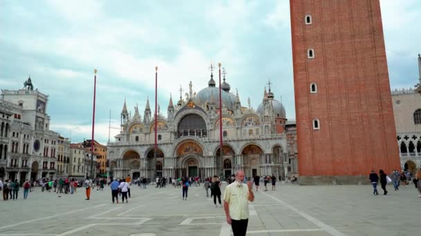 Wenecja San Marco Słynny Plac Starożytną Katedrą Bazyliki Zatłoczony Turystów — Wideo stockowe