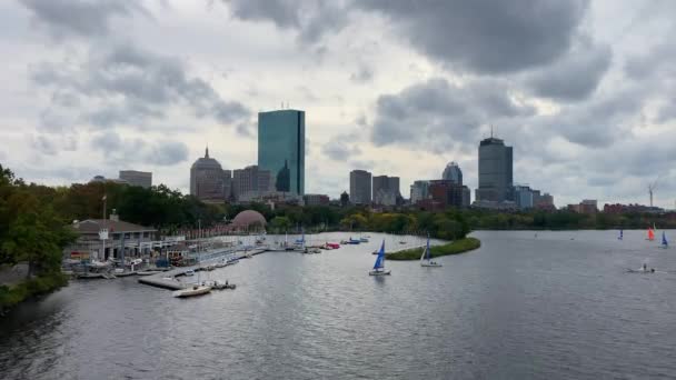 Segelbåtar Vid Lämnar Hamn Vid Charles Floden Boston Usa Statisk — Stockvideo