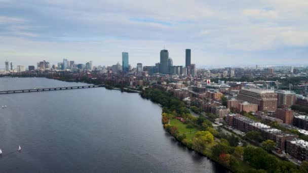 チャールズ川の上空からの空中ドローンの眺めは 米国ボストンの日当たりの良いダウンタウンに接近 — ストック動画