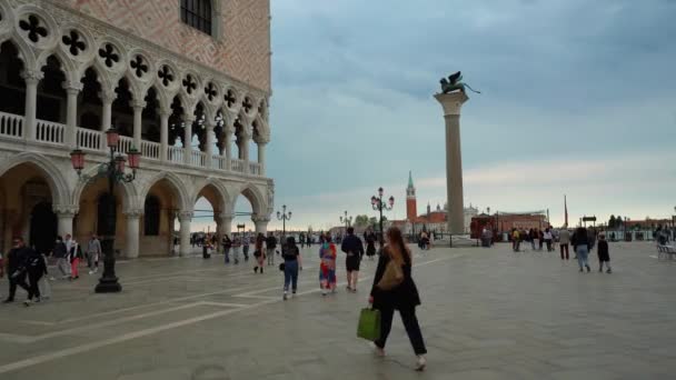 ヴェネツィア市内中心部のサン マルコ広場 観光客はイタリアで最高の休日の旅行先のトップ観光スポットを訪問 — ストック動画