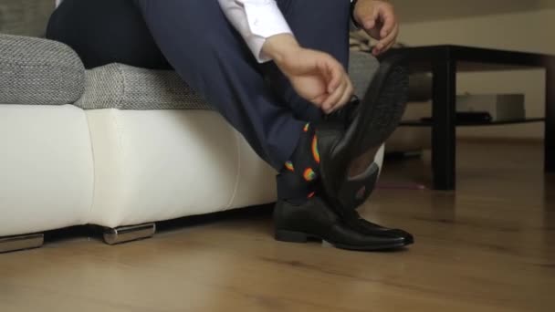 Novio Usando Calcetines Divertidos Pone Los Zapatos Preparándose Día Boda — Vídeos de Stock