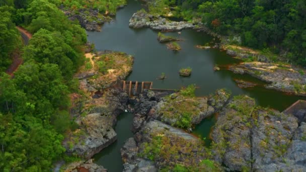 Frodig Grönsak Omger Barron Falls Nära Kuranda Queensland Australien Antenn — Stockvideo