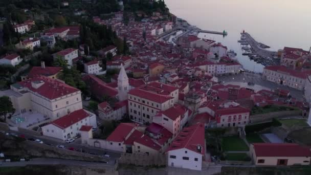 Ειδυλλιακή Παραλιακή Πόλη Piran Κατά Διάρκεια Του Ηλιοβασιλέματος Εναέρια — Αρχείο Βίντεο