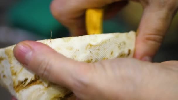 Schreddern Und Schälen Eines Knollensellerie Für Die Zubereitung Zum Kochen — Stockvideo