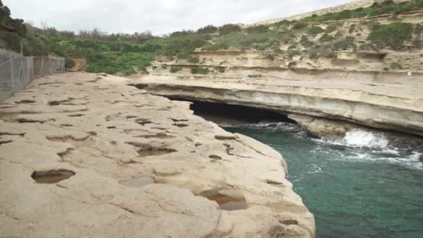 Peters Pool Stone Beach Cave Nobody Just Some Scarce Greenery — Stock video