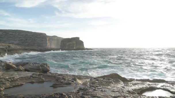 Mar Mediterráneo Rompiendo Olas Costa Cerca Azure Window Gozo Island — Vídeos de Stock