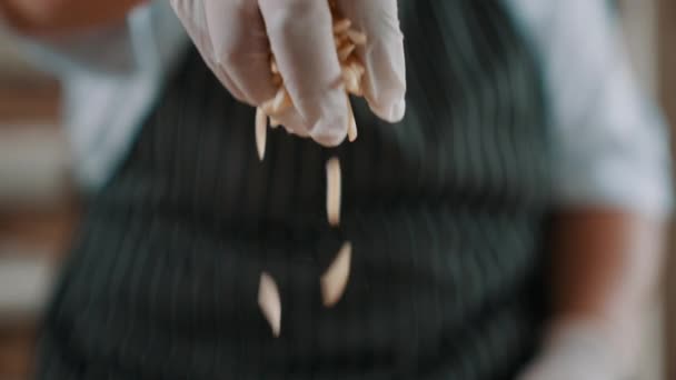 Αρτοποιείο Εργαζόμενος Picking Releasing Handful Slivered Αμύγδαλα — Αρχείο Βίντεο