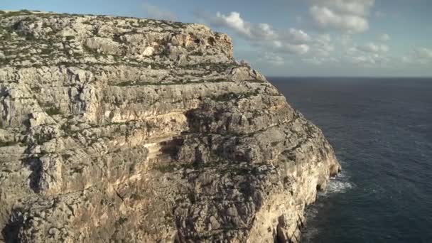 Akdeniz Mavi Mağara Yakın Panoramik Manzarası Gökyüzü Bulutlarla Dolu — Stok video