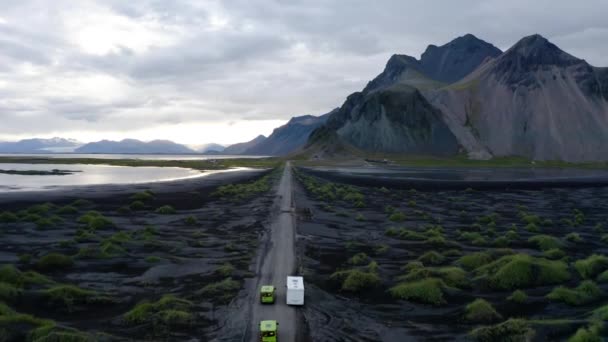 Veículos Dirigindo Estrada Passando Através Grama Verde Monte Vestrahorn Stokksnes — Vídeo de Stock