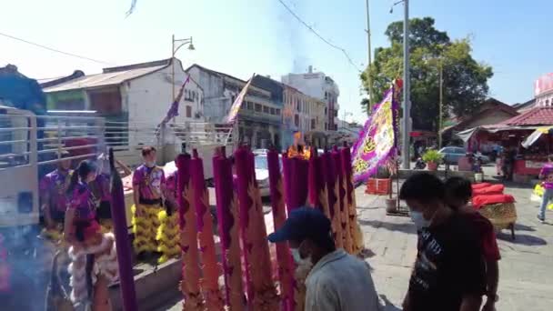 Orang Orang Membakar Tongkat Naga Luar Pintu Kuil Dewi Rahmat — Stok Video