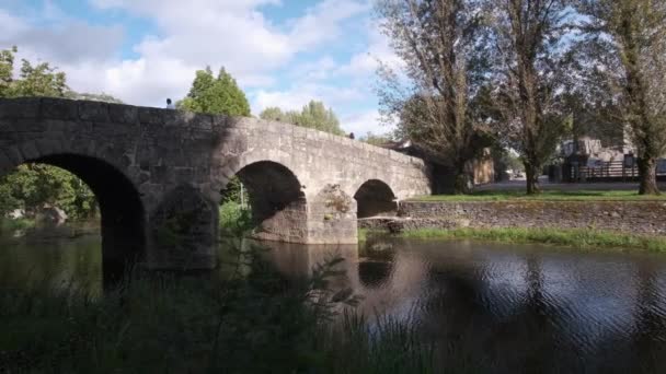 Les Touristes Marchent Sur Ancien Pont Romain Portugal — Video