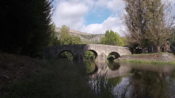 Σύννεφα Περνούν Πάνω Από Ρωμαϊκή Γέφυρα Portagem Στην Πορτογαλία — Αρχείο Βίντεο