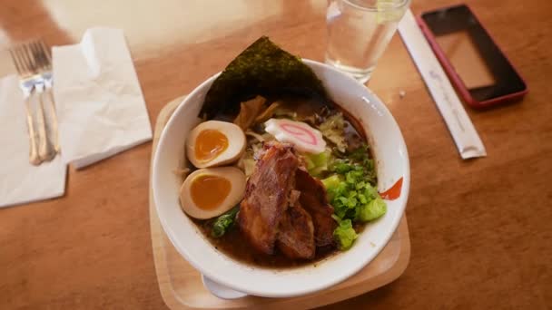 Bovenaanzicht Van Een Verse Kom Varkensvlees Ramen — Stockvideo