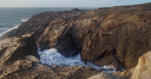 Agua Disparando Desde Las Rocas Blowhole Porth Island Newquay Cornwall — Vídeos de Stock