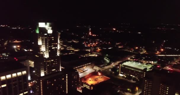 Ночью Центре Города Роли Северная Каролина Панорамный Беспилотник Слева — стоковое видео