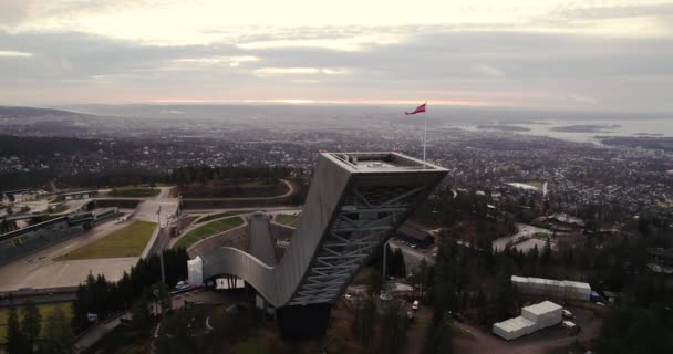 Bandera Noruega Plataforma Salida Esquí Jumping Hill Con Vistas Ciudad — Vídeo de stock