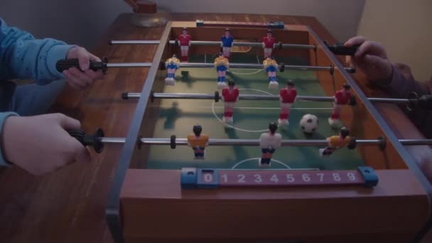 Çocuklar Evde Masa Futbolu Oynuyor — Stok video