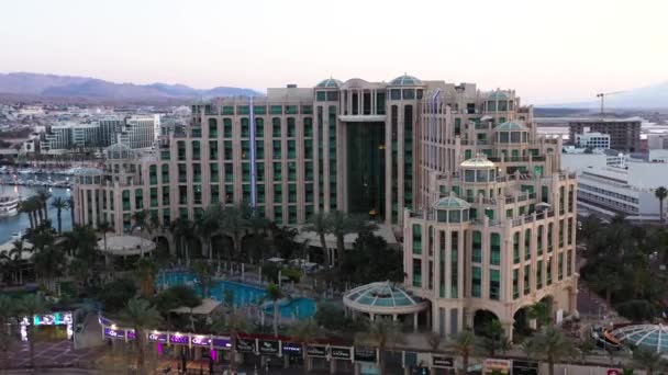Giant Και Ακριβό Ξενοδοχείο Βασίλισσα Της Sheba Eilat Εξοπλισμένα Πράσινη — Αρχείο Βίντεο