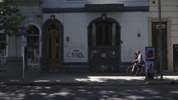 Palermo Mahallesi Ndeki Eski Binaya Graffiti Yoldan Geçen Insanlar Gimbal — Stok video