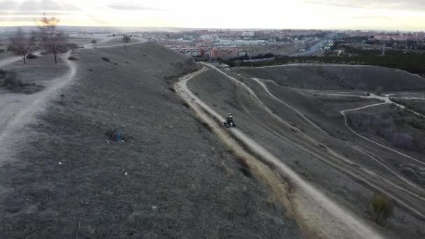 Conducir Quad Por Las Colinas Madrid — Vídeo de stock