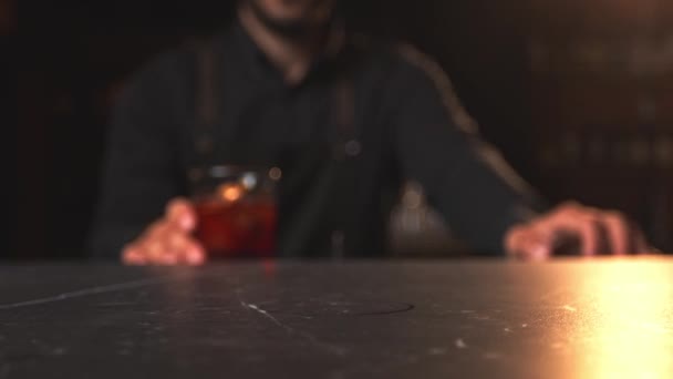 Бармен Подает Напитки Барной Стойкой — стоковое видео