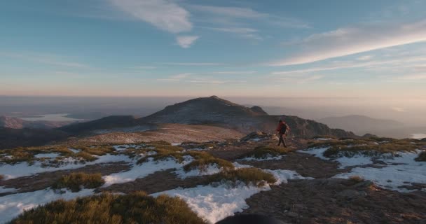 Junger Mann Mit Roter Daunenjacke Und Rucksack Wandert Rahmen Und — Stockvideo