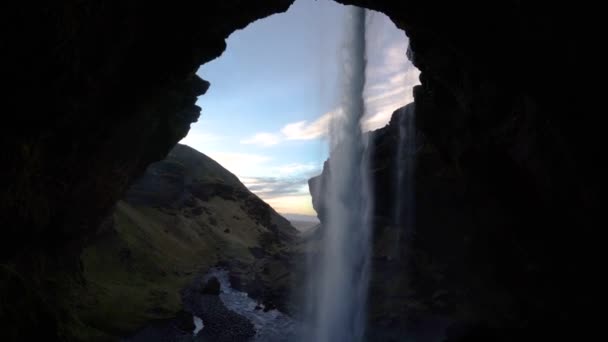 Abgekippter Schuss Des Mächtigen Kvernufoss Wasserfalls Der Bei Farbenfrohem Himmel — Stockvideo