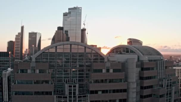 Stijgend Drone Shot Van City London Skyscrapers Bij Zonsopgang — Stockvideo