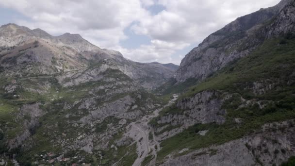 Drone Video Przedniego Samolotu Posuwającego Się Autostradzie Sh20 Albanii Wysokości — Wideo stockowe