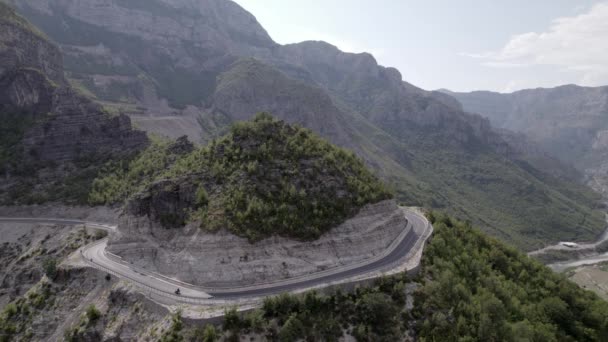 Rrapsh Serpentine 山を越え 空の説明平面のドローンビデオでは グラボム アルバニアのSh20道路上を通過すると オートバイを通過するのを見ることができます Let Hotite — ストック動画