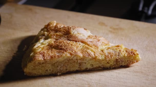 Rebanada Tortilla Frita Tostada Para Desayuno Cerca — Vídeos de Stock