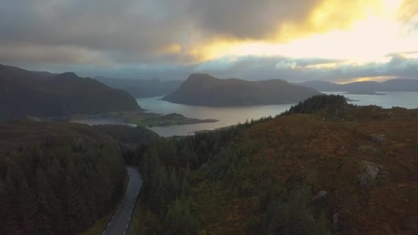 Drone Avvicina Una Città Costiera Norvegia Con Tempo Nuvoloso Tramonto — Video Stock